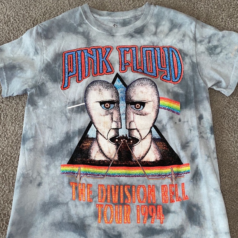 Pink Floyd band tee.